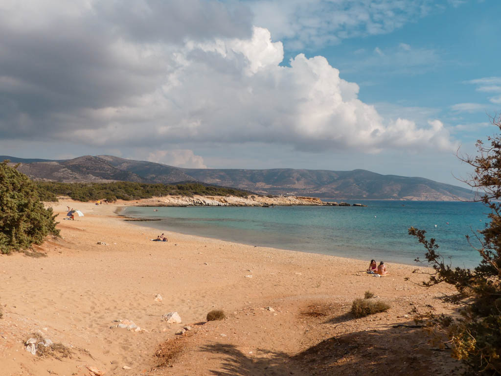 Weitläufiger Plaka Beach mit wenigen Menschen und klarem Wasser in Bucht auf Naxos, Griechenland